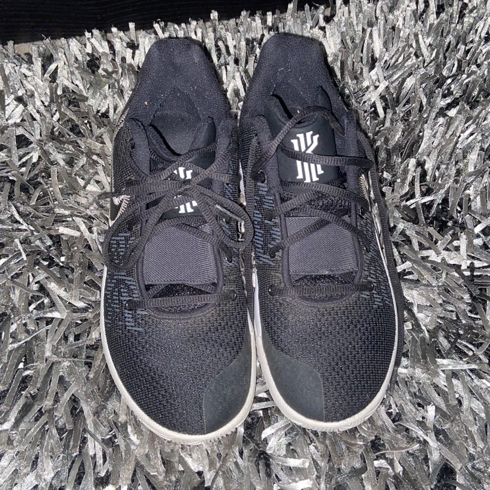 Basketball shoe